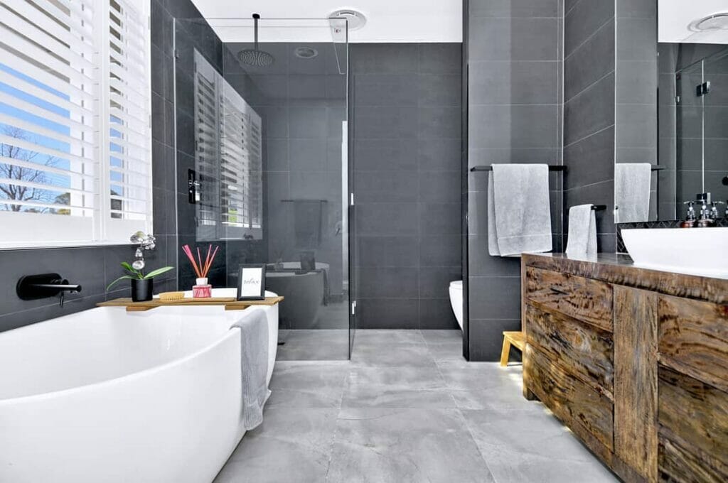 Shower screen